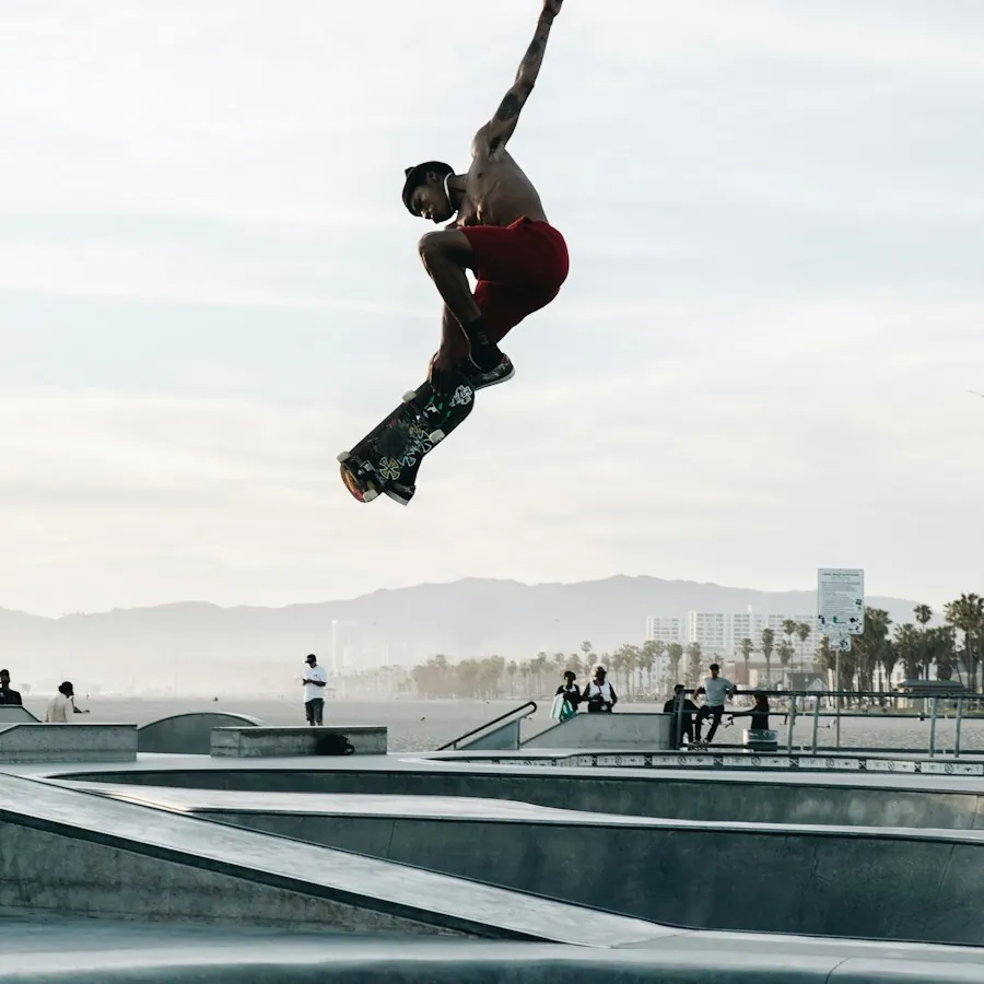 Skater nad skateparkiem
