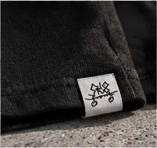 Metka SK8FRONT na rękawie