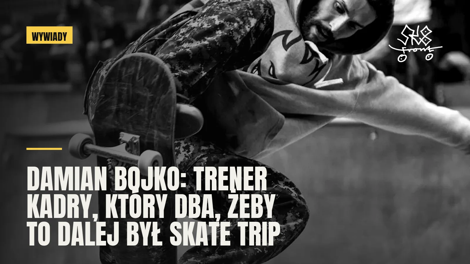 Skater łapiący deskę w skoku na rampie