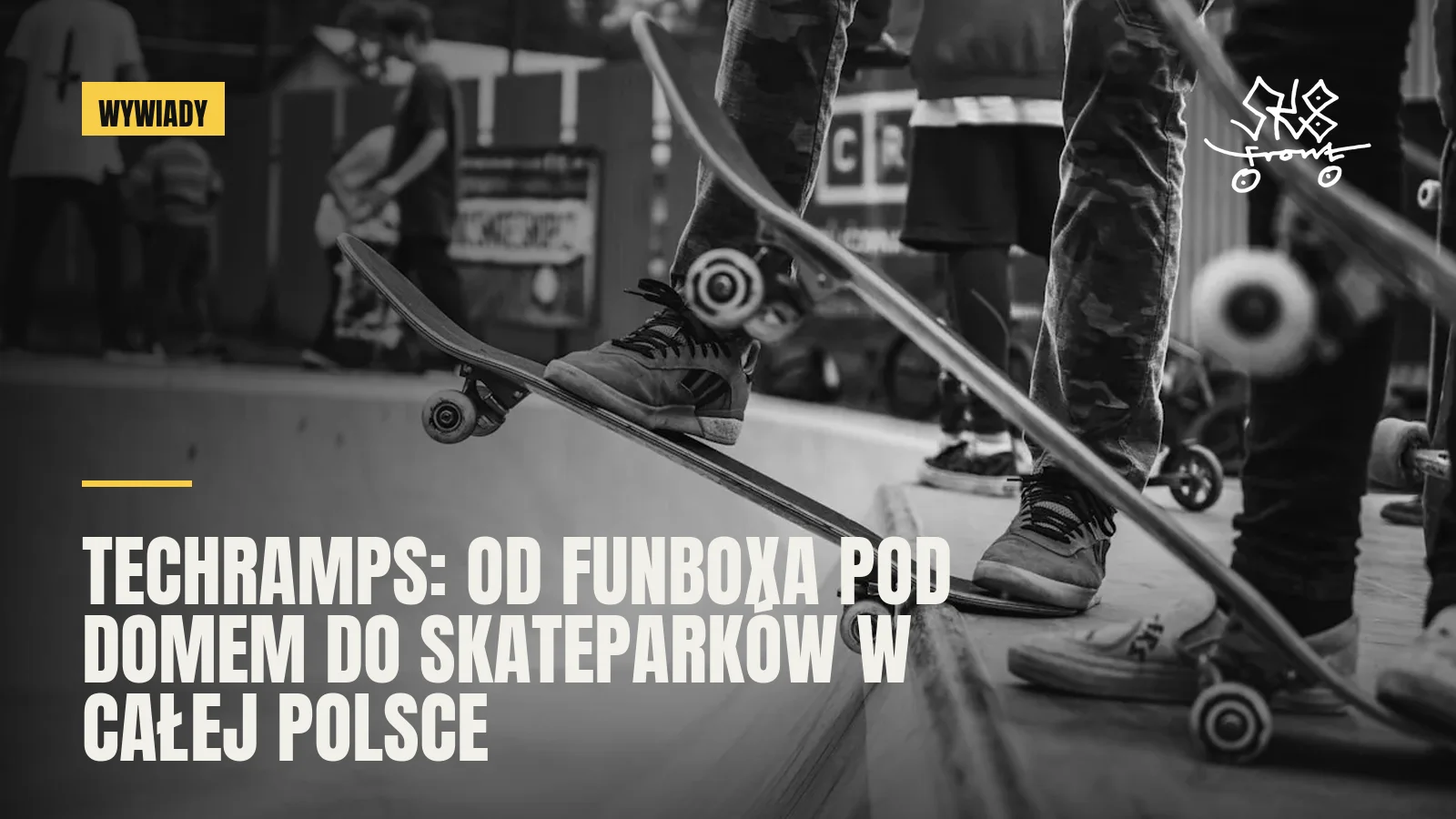 Skaterzy przy krawędzi rampy w skateparku