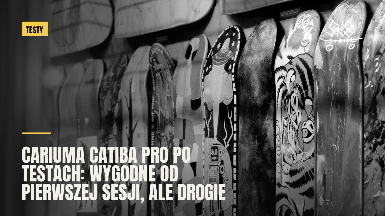 Ściana z kolorowymi deskami w skateshopie