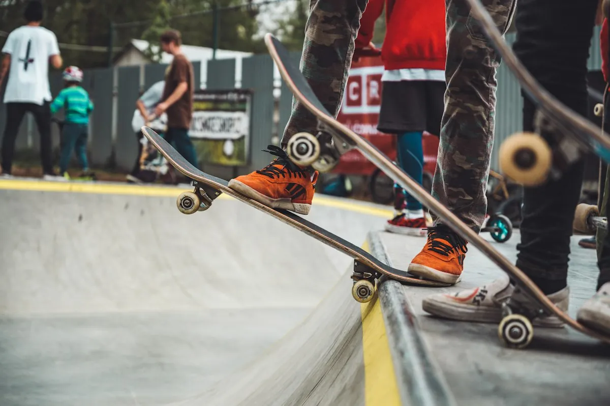 Trzech skaterów na krawędzi rampy vert